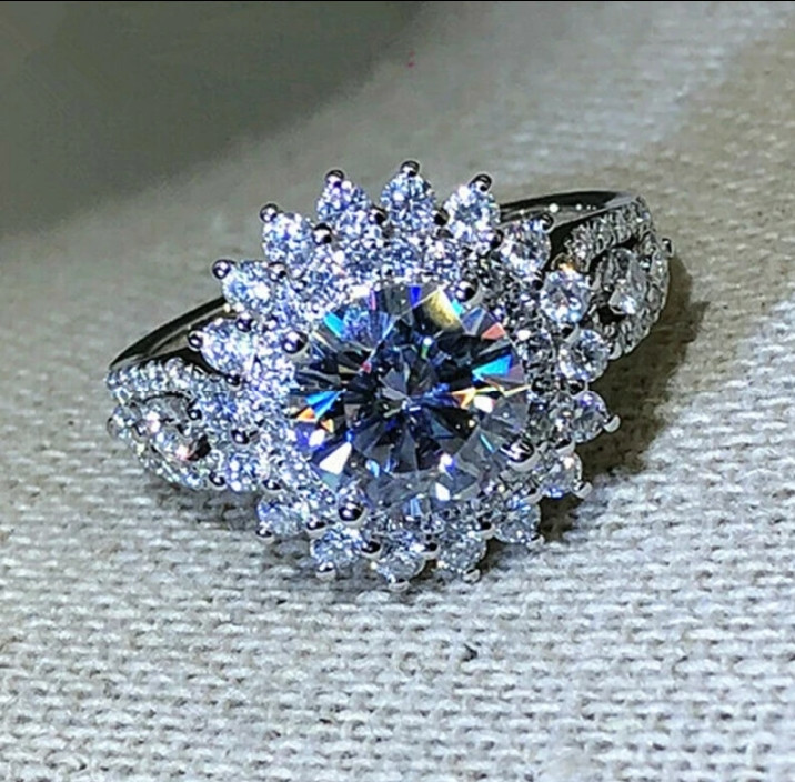 Exquisite Silver Color Wedding Rings for Women Luxury Fashion Inlaid with White Zircon Stones Party Engagement Ring Jewelry